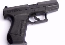 Erstklässler erscheint mit Gaspistole im Unterricht – Polizei ermittelt Täuschend echt: eine Softair-Pistole. Foto: Siegfried Fries / pixelio.de