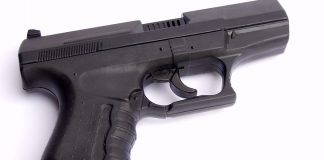 Schießübung mit Softair-Waffe auf Mitschüler: 15-Jähriger trifft Jugendlichen am Auge Täuschend echt: eine Softair-Pistole. Foto: Siegfried Fries / pixelio.de