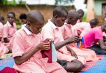 In Uganda kostet ein Paket Monatsbinden im Schnitt zwei US Dollar; mehr, als die meisten Menschen dort am Tag verdienen. Beim Menstruations-Projekt von Plan International lernen Mädchen, wiederverwendbare Binden herzustellen. (Foto: Plan International)