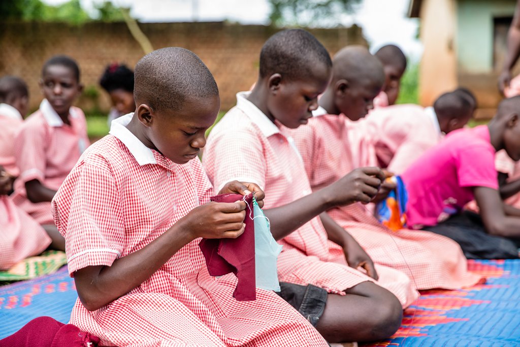 In Uganda kostet ein Paket Monatsbinden im Schnitt zwei US Dollar; mehr, als die meisten Menschen dort am Tag verdienen. Beim Menstruations-Projekt von Plan International lernen Mädchen, wiederverwendbare Binden herzustellen. (Foto: Plan International)