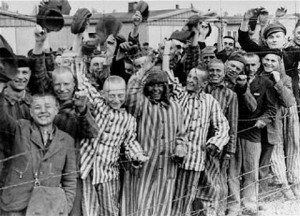 Von der US-Armee befreite Häftlinge des Konzentrationslagers Dachau 1945. Foto: United State Holocaust Memorial Museum / Wikimedia Commons