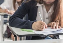 Umfrage: Mehrheit der Deutschen für Zentralabitur Schreibende Mädchen an Einzeltischen