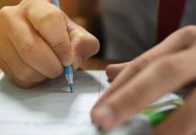 Abiturprüfungen mit 1,50 Meter Abstand – und viel Aufwand für Reinigung und Desinfektion