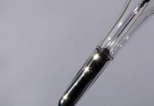 Quecksilber in einem alten Fieberthermometer. Foto: Jurii / Wikimedia Commons (CC BY 3.0)