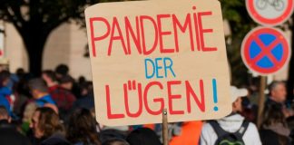 Schulleiterin demonstriert gegen Corona-Regeln – Schulamt schaltet sich ein