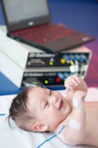Sensoren messen spontane Bewegungsmuster bei einem Säugling. Foto: Universitätsklinikum Heidelberg