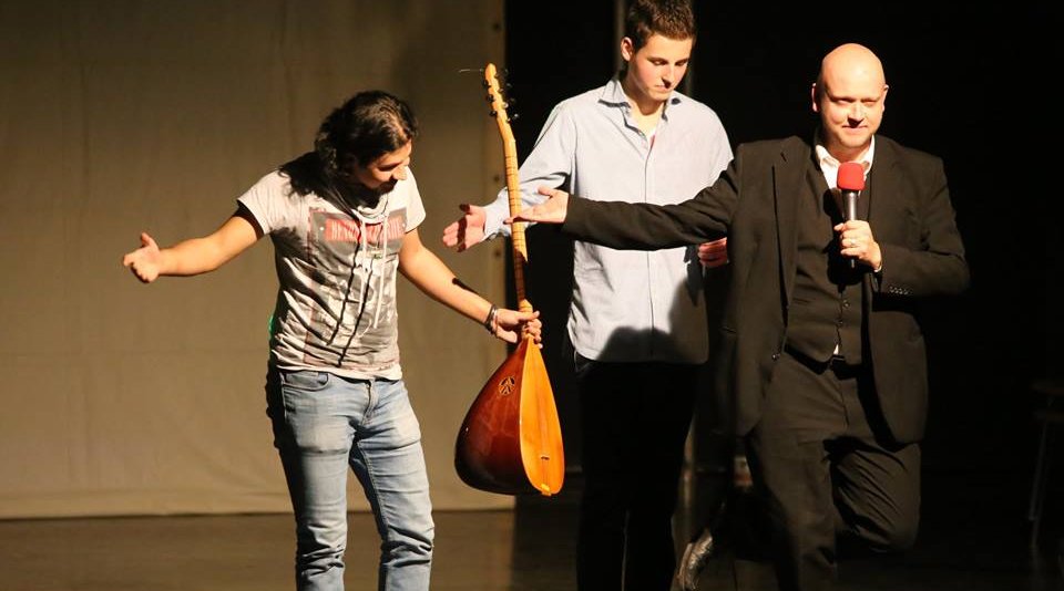 Zum zweiten Mal bringt der Kölner Schüler Sebastian Sammeck (Mitte) Flüchtlinge auf die Bühne und arbeitet an der VErwirklichung einer Vision.