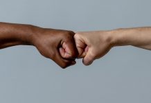 Wie Lehrer Jugendliche gegen Rassismus und Diskriminierung stark machen können