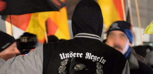 Die Zustimmung wächst: Rechtsextremer auf einer Demonstration in Düsseldorf 2014. Foto: Die Grünen / flickr (CC BY-SA 2.0)