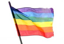 Schulleitung zeigt sich entsetzt: Mitschüler gehen Jugendliche wegen Regenbogenfahne an