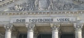 "Dem deutschen Volke": Giebel des Reichstags. Foto: Mcschreck / Wikimedia Commons