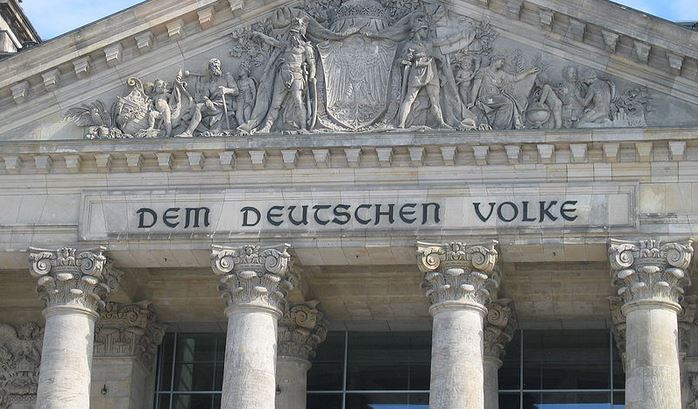 "Dem deutschen Volke": Giebel des Reichstags. Foto: Mcschreck / Wikimedia Commons 