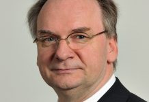 Promovierter Physiker: Sachsen-Anhalts Ministerpräsident Reiner Haseloff (CDU) präferiert die Hochschulen. Foto: Martin Rulsch / Wikimedia Commons (CC-BY-SA-4.0)