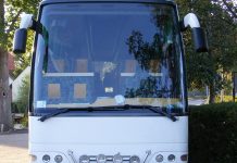 Mietvertrag für Reisebus ausgelaufen – Schüler sitzen stundenlang fest Da bei der Anmietung des Busses mehrere Stellen beteiligt waren, dauerte es insgesamt sieben Stunden, bis die Reisegruppe aus der Schweiz mit einem anderen Bus weiterfahren konnte. Foto: Sludge G / flickr (CC BY-SA 2.0)