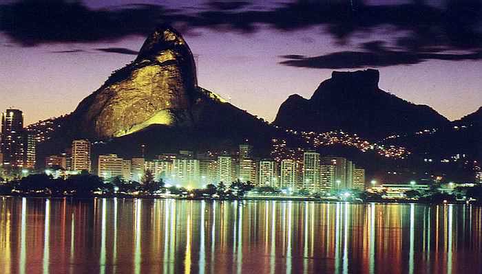 Wahrzeichen von Rio: Zuckerhut bei Nacht. Fotos. Kalytha / Wikimedia Commons (CC BY-SA 3.0)