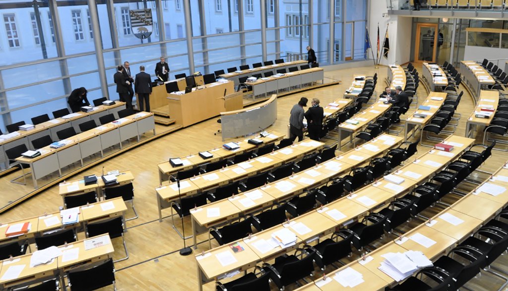 Wer in den nächsten Jahren die Regierungsbänke im Landtag von Sachsen-Anhalt besetzt, ist noch offen. Foto: Ra Boe / Wikimedia Commons (CC BY-SA 3.0)
