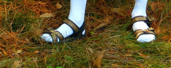 Modischer Albtraum: Weiße Strümpfe in Sandalen - gibt's sowas tatsächlich heute noch in Schulen zu sehen? Foto: Oddman47 / Wikimedia Commons (CC BY 3.0)