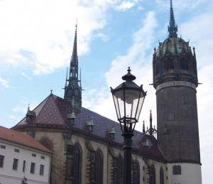 in Wittenberg (im Bild die evangelische Schlosskirche) tagt die mitteldeutsche evangelische Kirche. (Foto: Tnemtsoni/Wikimedia CC BY-SA 3.0) 