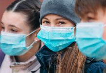 Bildungsministerium: Präsenzunterricht “planmäßig” angelaufen Drei Schüler mit Mssken