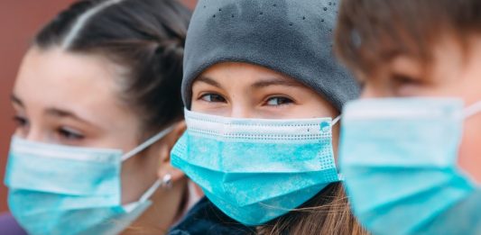 Drei Schüler mit Mssken