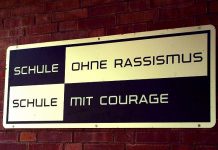 „Schule ohne Rassismus“: Aktuelle Broschüre “ein Machwerk”? Mittlerweile mehr als Schulen bundesweit haben dieses Schild am Eingang hängen. Foto: Bernd Schwabe in Hannover / Wikimedia Commons (CC BY-SA 3.0)