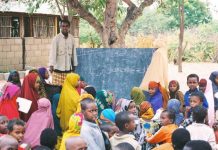 Unterricht in einem Camp für somalische Flüchtlinge in Kenia. Foto: Unbekannt (U.S. Federal Government) / Wikimedia Commons (Public Domain)