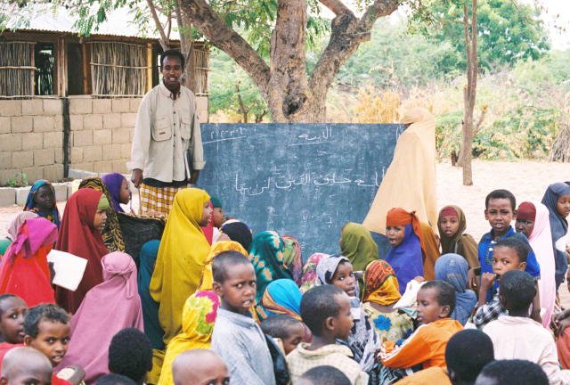 Unterricht in einem Camp für somalische Flüchtlinge in Kenia. Foto: Unbekannt (U.S. Federal Government) / Wikimedia Commons (Public Domain)