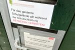 Close-up eines Hinweises an einem Schultor während der Corona-Pandemie: „Für das gesamte Schulgelände gilt während der Schulschließung Betretungsverbot - Dieser Schul(spiel)hof ist ab sofort gesperrt. Das unberechtigte Betreten sowie der Aufenthalt sind verboten.“