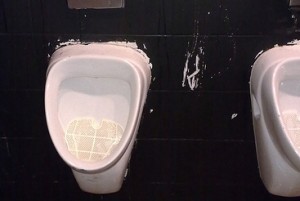 Hygieneprobleme: Viele Schüler benutzen ihre Schultoilette noch nicht mal mehr. (Foto: Conne Island/Flickr CC BY 2.0)