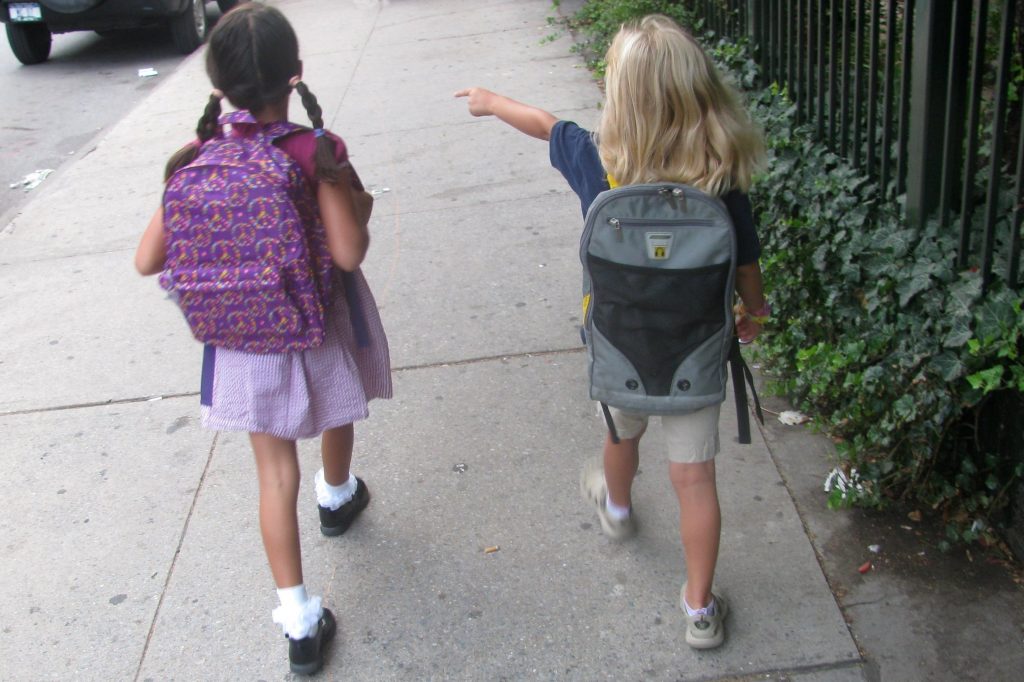 Die meisten Kinder legen größere Teile ihres Schulwegs zu Fuß zurück. Foto:  Eden, Janine and Jim / flickr (CC BY 2.0)