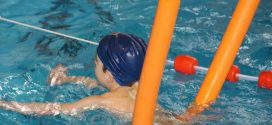 Schwimmen gehört zu wichtigen Grundfertigkeiten, die KInder früh erlerenen sollten. Die Leistungsunterschiede bei Grundschülern sind hoch. Foto: TaniaVdB / pixabay (CC0 1.0)