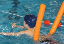 Schwimmen gehört zu wichtigen Grundfertigkeiten, die KInder früh erlerenen sollten. Die Leistungsunterschiede bei Grundschülern sind hoch. Foto: TaniaVdB / pixabay (CC0 1.0)