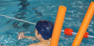 Schwimmen gehört zu wichtigen Grundfertigkeiten, die KInder früh erlerenen sollten. Die Leistungsunterschiede bei Grundschülern sind hoch. Foto: TaniaVdB / pixabay (CC0 1.0)