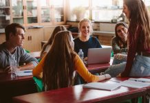 Mitbestimmung leicht gemacht: Schülern erste Demokratie-Erfahrungen ermöglichen Schüler Gruppe Diskussion Mitbestimmung Demokratie (c) Shutterstock / Jacob Lund