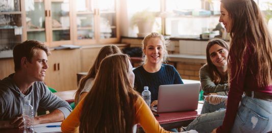 Schüler Gruppe Diskussion Mitbestimmung Demokratie (c) Shutterstock / Jacob Lund