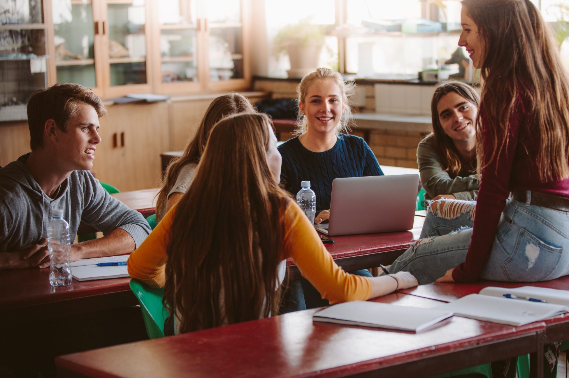 Schüler Gruppe Diskussion Mitbestimmung Demokratie (c) Shutterstock / Jacob Lund