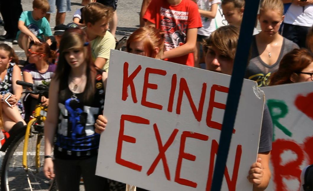 Schüler demonstrierten auch gegen Unangekündigte, kleinere Wissenstests - "Exen" genannt. Foto: Wir sind viele.