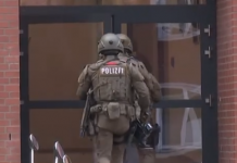 Lehrerin im Klassenraum von Jugendlichem mit Pistole bedroht – Täter flüchtig