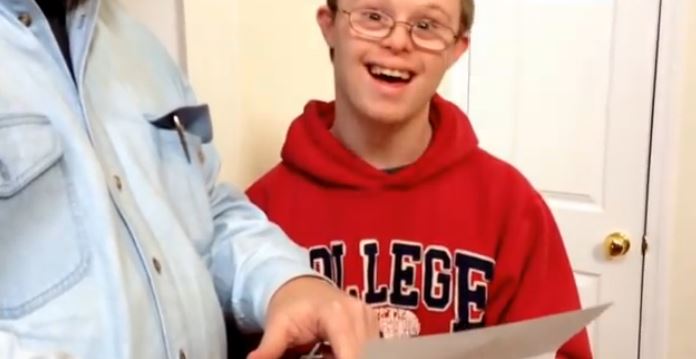 Wie sich der 20-jährige Rion freut, an die Uni zu dürfen Screenshot aus dem Film. Den Link zum Film auf Youtube gibt's unten: