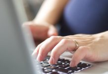 Bürokräfte könnten Lehrer von Schreibarbeiten entlasten. Foto: Maik Meid / flickr (CC BY-SA 2.0)