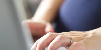 Bürokräfte könnten Lehrer von Schreibarbeiten entlasten. Foto: Maik Meid / flickr (CC BY-SA 2.0)