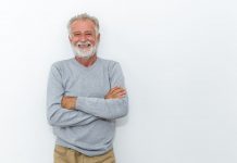 Gegen den Lehrermangel: Immer mehr Pensionäre kehren in den Schuldienst zurück lächelnder grauhaariger, bärtiger Mann vor einem hellen Hntergrund