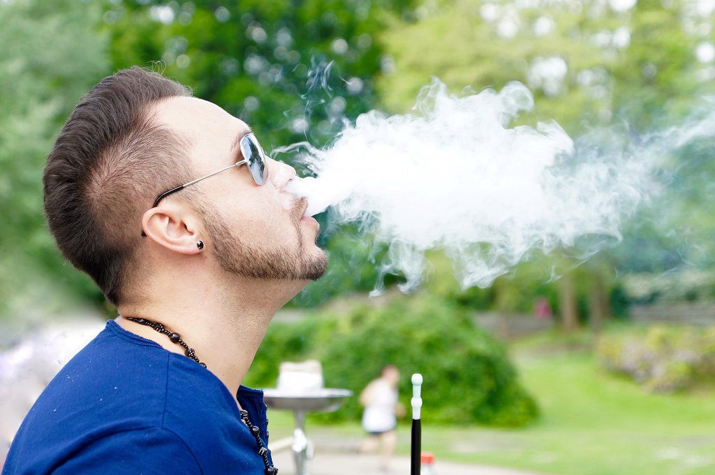 Die Zigarette hat für Jugendliche kaum noch Bedeutung, doch neue Formen des Rauchens könnten an ihre Stelle treten und die gesundheitlichen Folgen sind noch unklar. Foto: 422737 / pixabay (CC0 Creative Commons)
