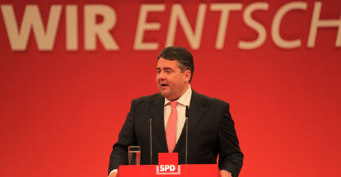 War mal Berufsschullehrer - länger her: SPD-Chef Sigmar Gabriel (hier auf einem SPD-Parteitag 2013). Foto: Amekrümel, Wikimedia Commons (CC BY-SA 3.0)  