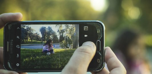 Eltern dürfen bei Nutzung und Kontrolle digitaler Meiden die Persönlichkeitsrechte ihrer Kinder nicht außer Acht lassen. Foto: NoeliaDemaria / Pixabay (CC0 1.0)