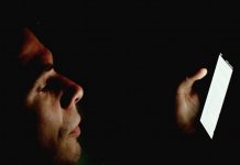 Bis spät in die Nacht im Social-Web – an sich nicht schädlicher für die Noten, als andere nächtliche Aktivitäten. Foto: Japanexperterna.se from Japan / Wikimedia Commons (CC BY-SA 2.0)