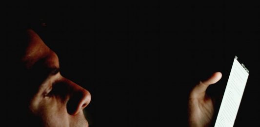 Bis spät in die Nacht im Social-Web – an sich nicht schädlicher für die Noten, als andere nächtliche Aktivitäten. Foto: Japanexperterna.se from Japan / Wikimedia Commons (CC BY-SA 2.0)