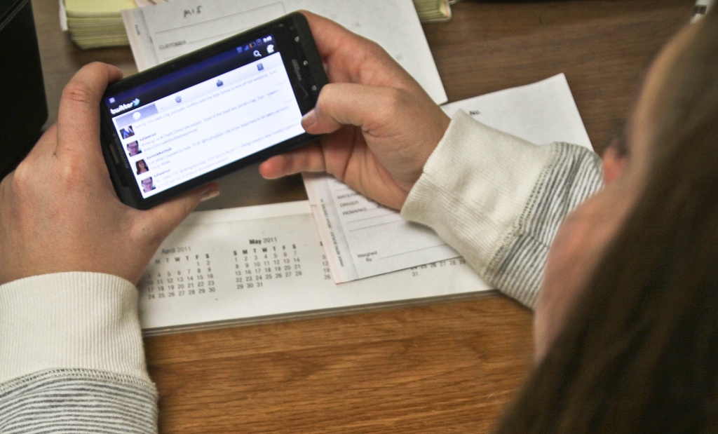 Ständige Unterbrechung: Die permanente Smartphone Nutzung ist ein unbewusster Reflex, von dem besonders Jugendliche stark betroffen sind. Foto: United Soybean Board / flickr (CC BY 2.0)