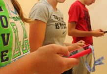 Heute besitze so gut wie jeder Schüler ein Smartphone. Ein Verbot an Schulen sei da nicht mehr angemessen, so der hessische Landesschülerrat. Foto: Intel Free Press / flickr (CC BY-SA 2.0)
