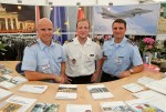 Soldaten an einem Infostand der Bundeswehr